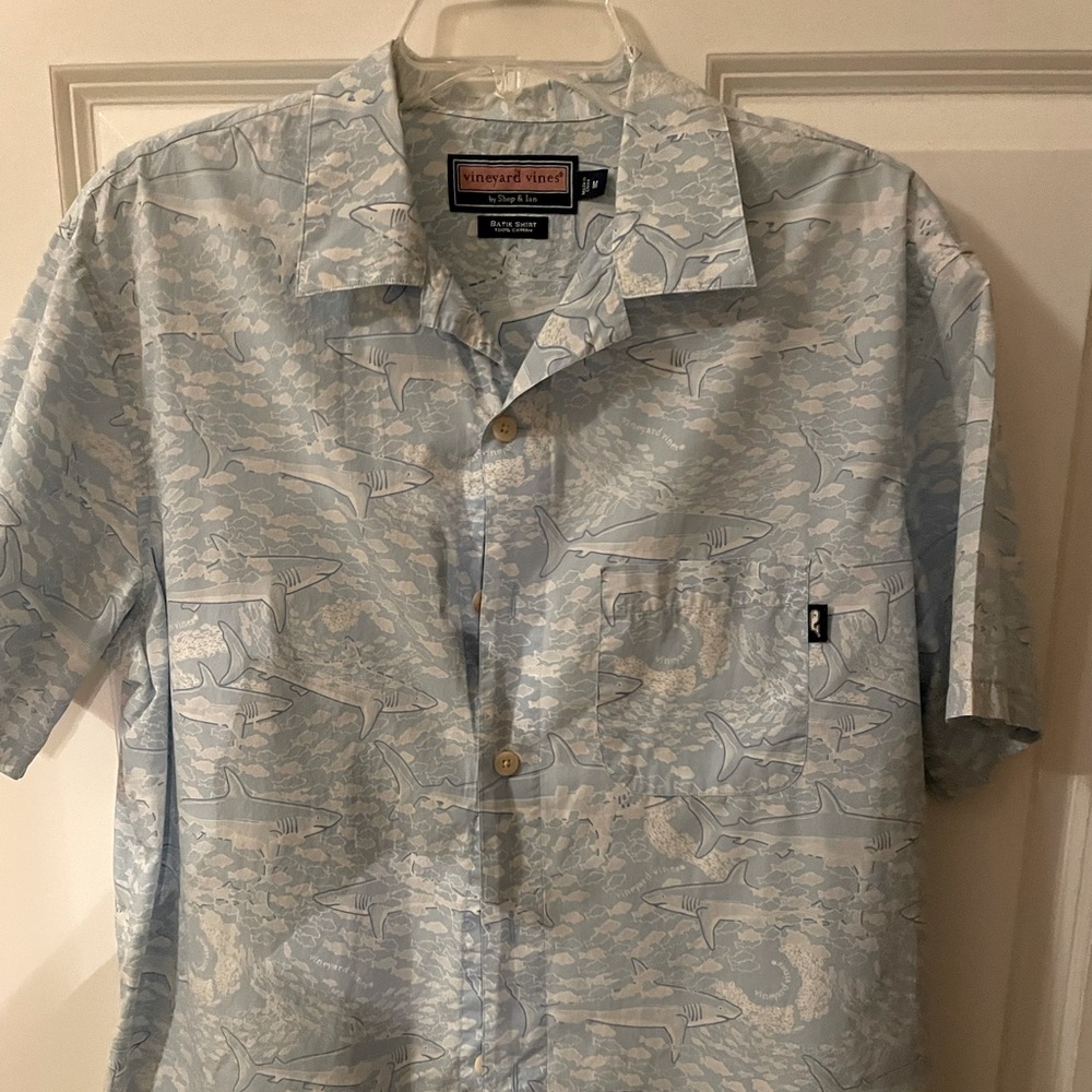 Vineyard Vines Mens size M button down short sleeve shirt